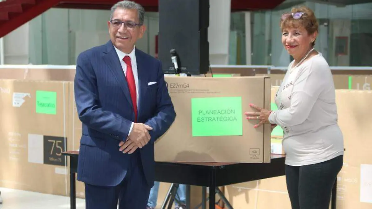 uatx entrega equipo