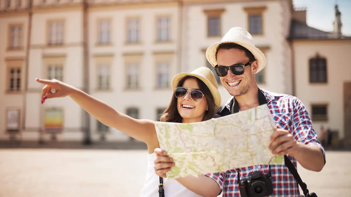 happy-tourist-sightseeing-city-with-map