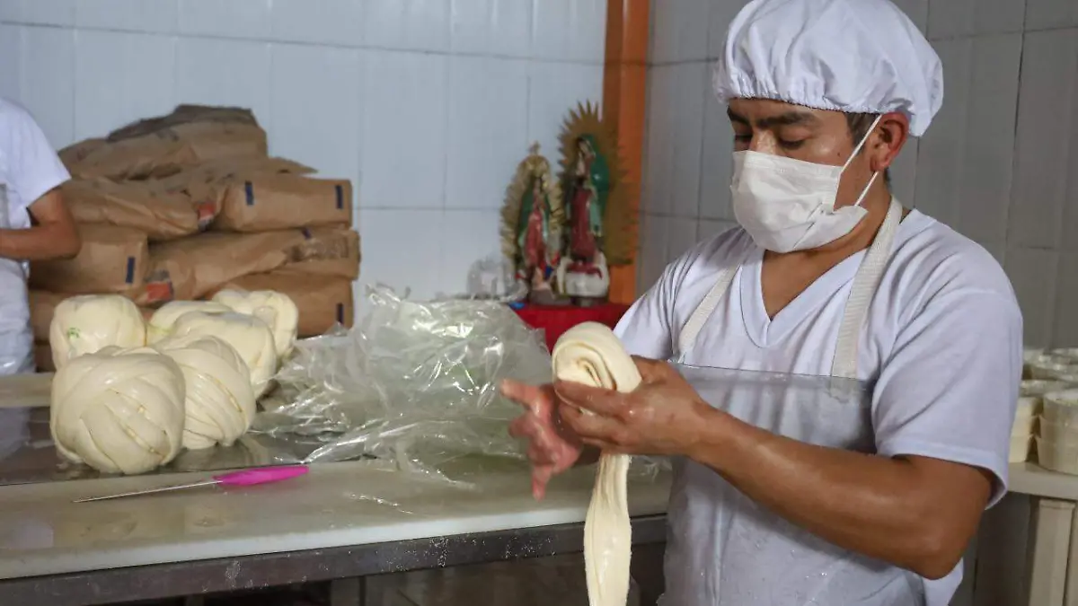 Del rancho a la quesadilla, así se elabora el queso de hebra en Tlaxco 2