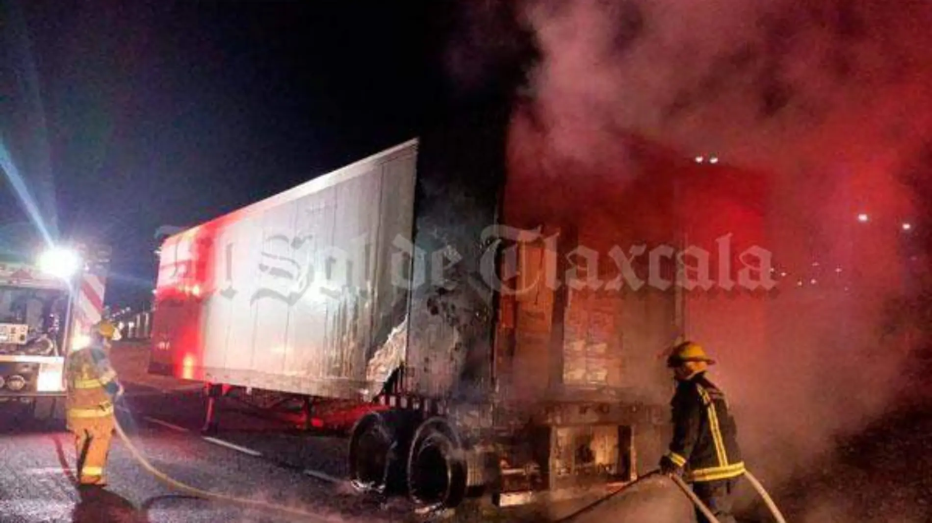 Incendio-de-tráiler-en-libramiento