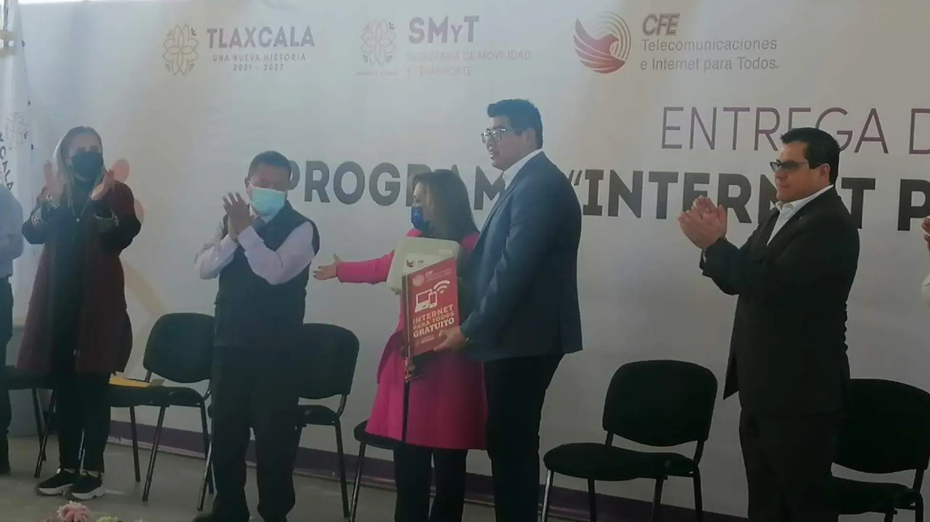 Entrega Cuéllar Cisneros equipos de internet gratuito a Ixtenco, Tecopilco y Tlaxco