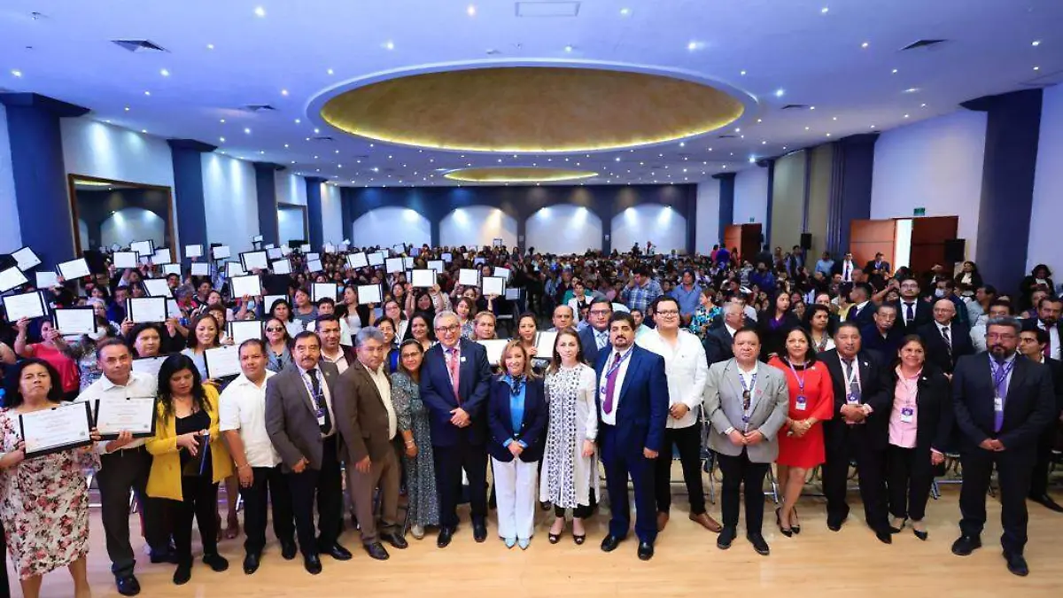 Entrega Lorena Cuéllar Cisneros constancias de Promoción Horizontal