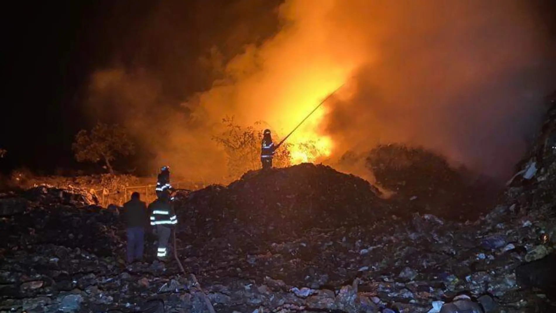 Controlan incendio en el relleno sanitario Benito Juárez 