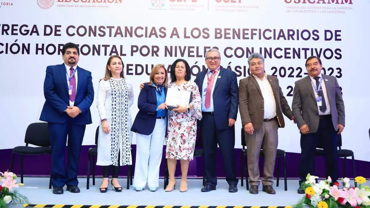 Entrega Lorena Cuéllar Cisneros constancias de Promoción Horizontal 2