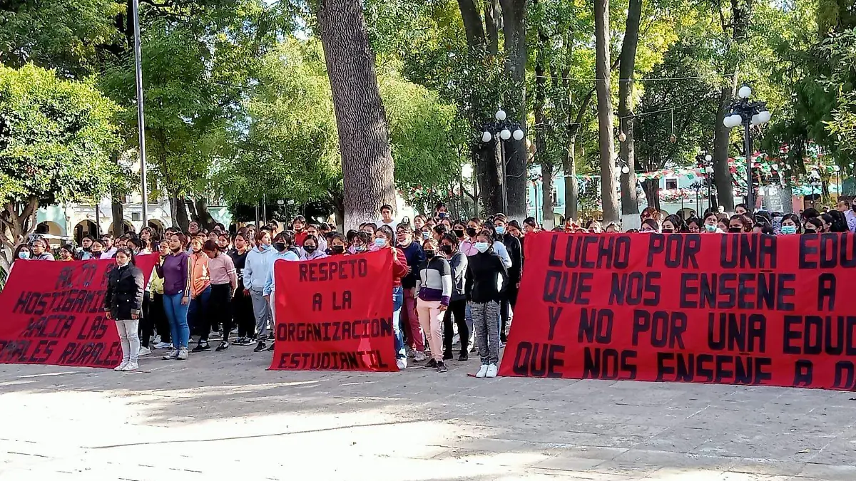 Insisten normalistas en remoción de directivos 