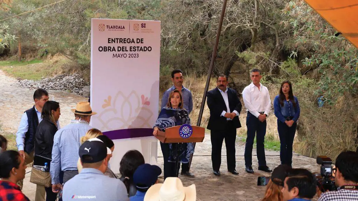 Inaugura Lorena Cuéllar obras de infraestructura vial en Atltzayanca y Xaltocan