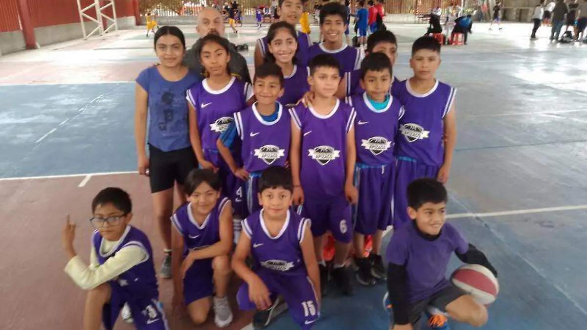 NIÑOS ENTRENANDO BASQUETBOL 2