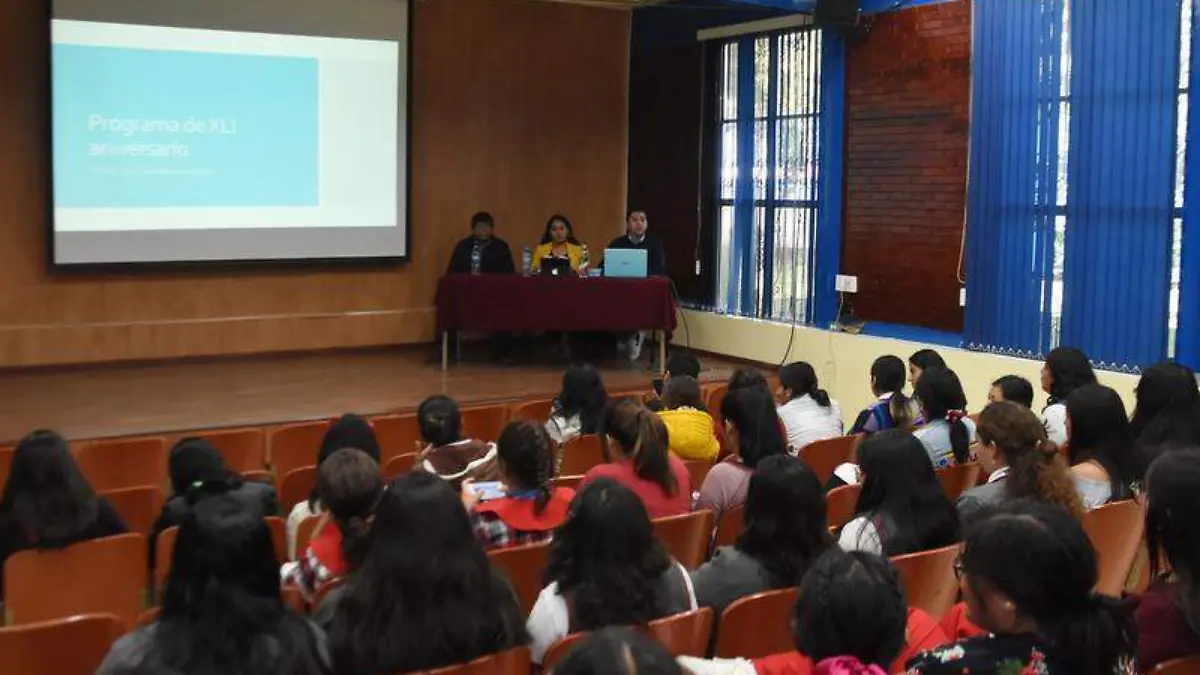 Con actividades académicas