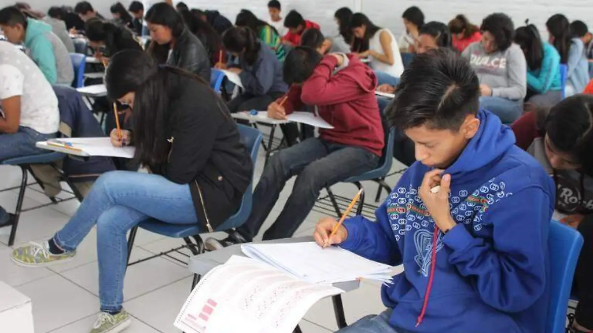 Alumnos estudiantes BUAP examen de admision jovenes escuela