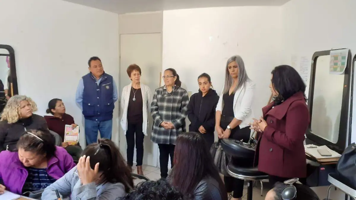 Dotan de herramientas a mujeres 2