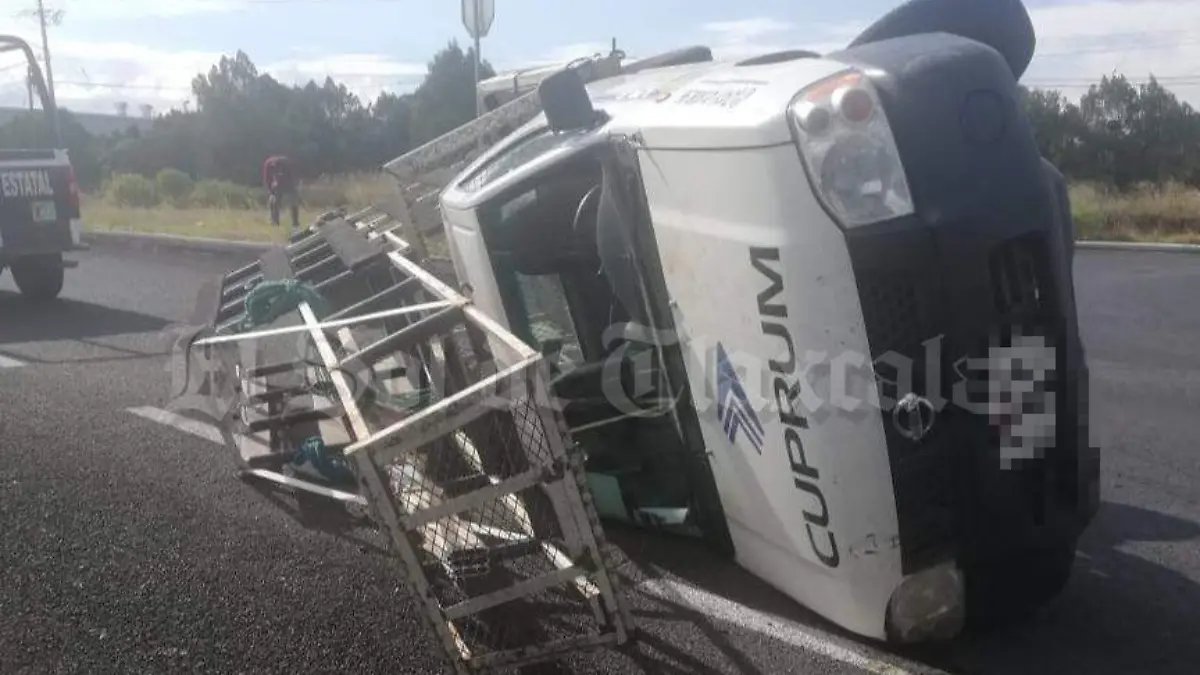 Vuelca camioneta de aluminios 2