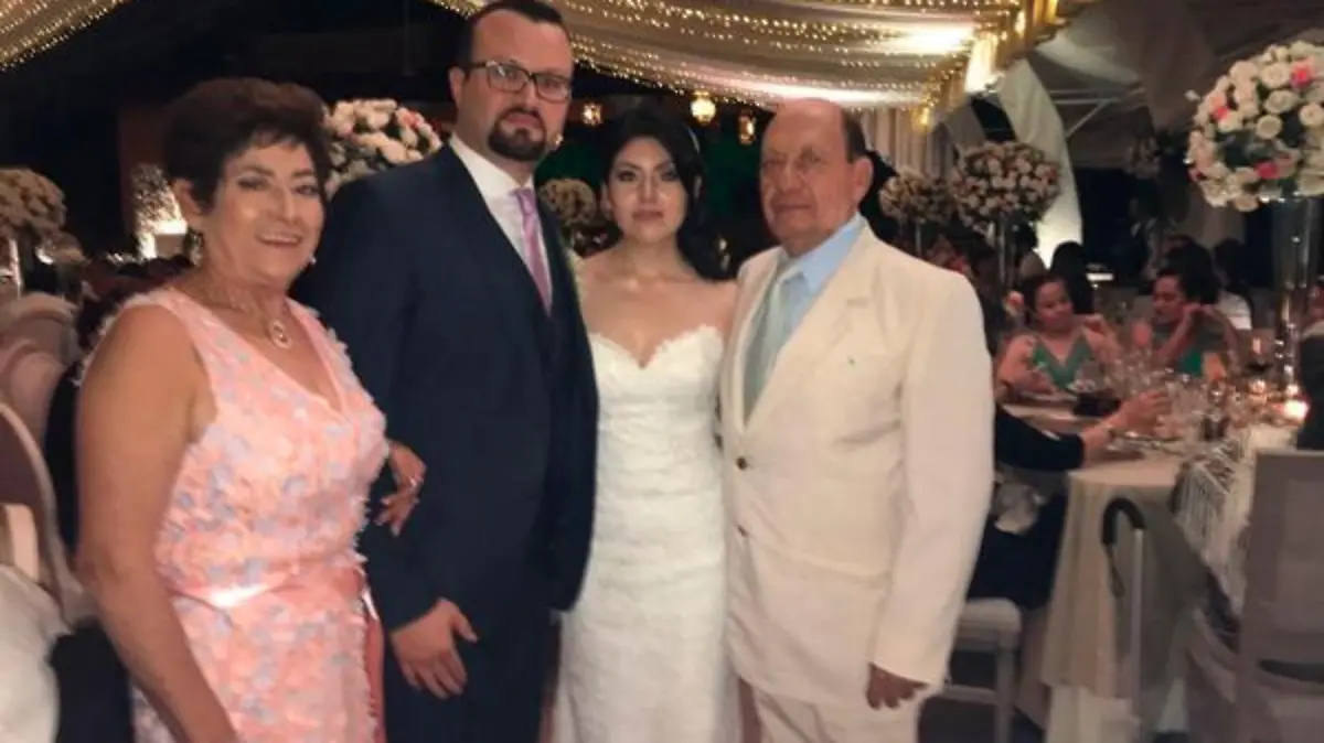 LA-PAREJA-ACOMPAÑADA