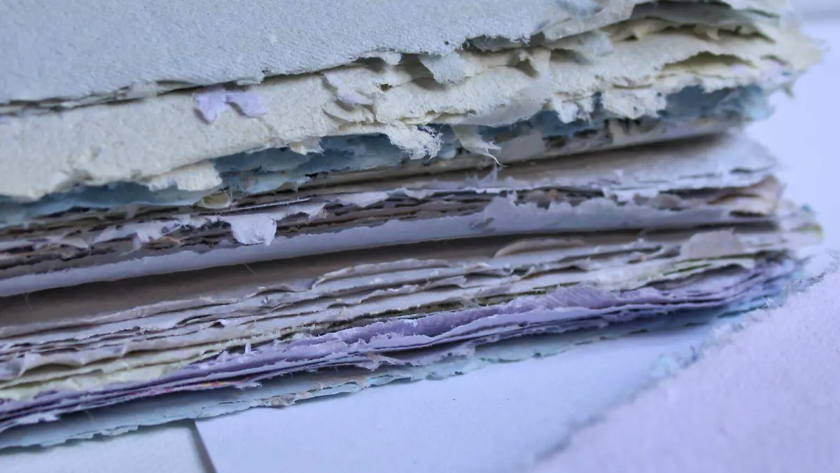 Hojas recicladas con flores