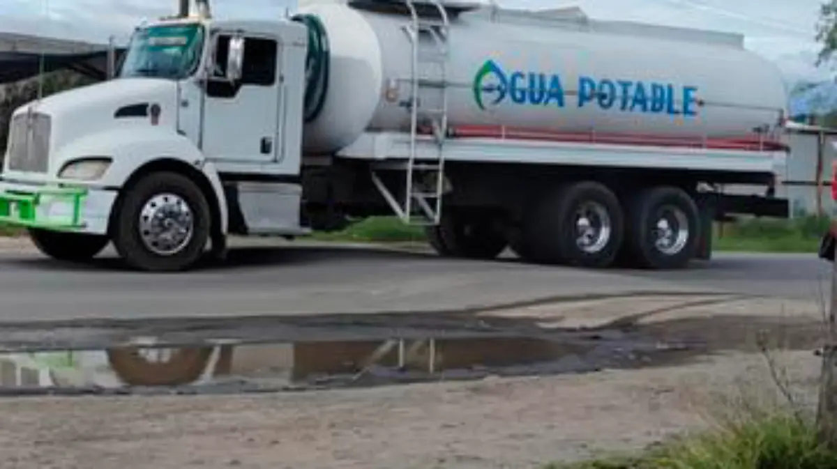 Pipas de agua provenientes de Puebla continúan con extracción de agua potable de la colonia Domingo Arenas