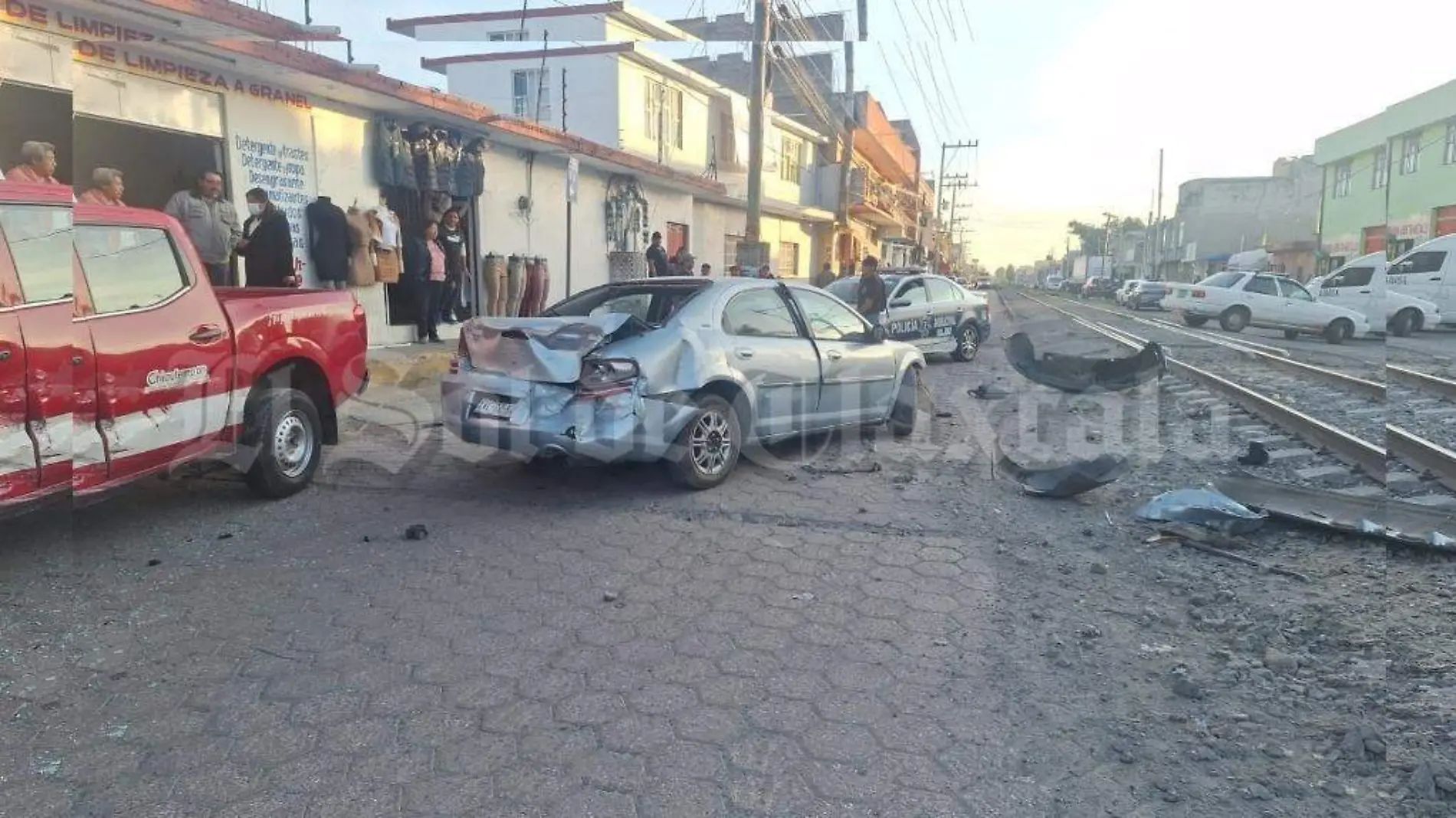 Embiste tren a vehículo mal estacionado en cruce de Chiautempan