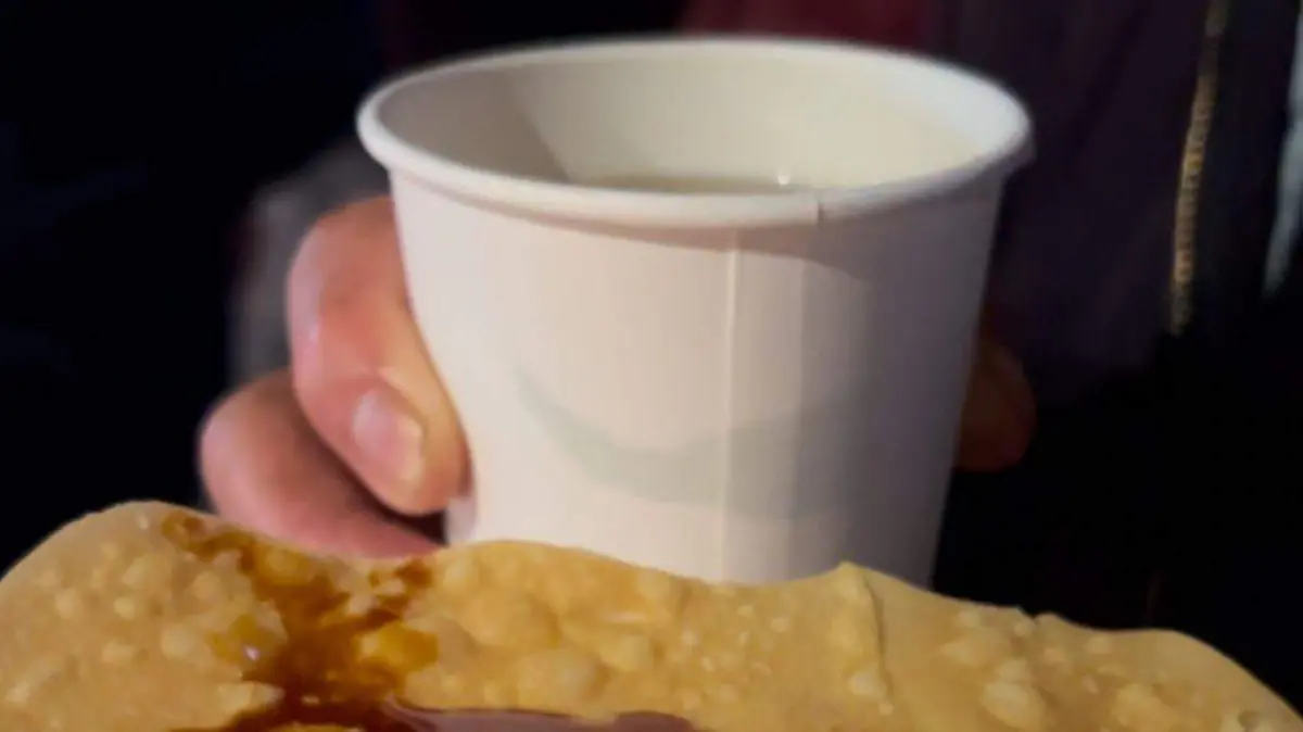 Vaso de cartón y buñuelo (1)