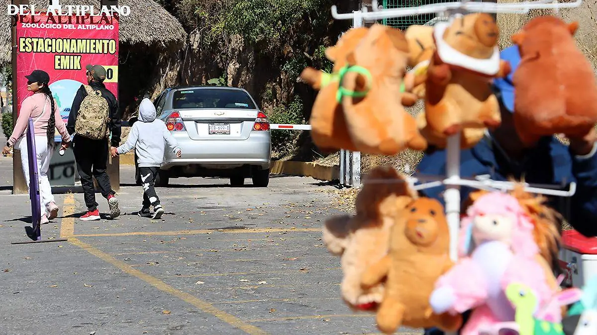FAMILIAS VISITAN Zoológico del Altiplano