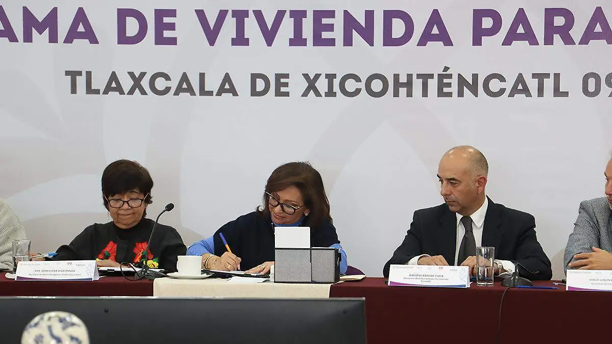DURANTE LA FIRMA convenio del Programa Vivienda
