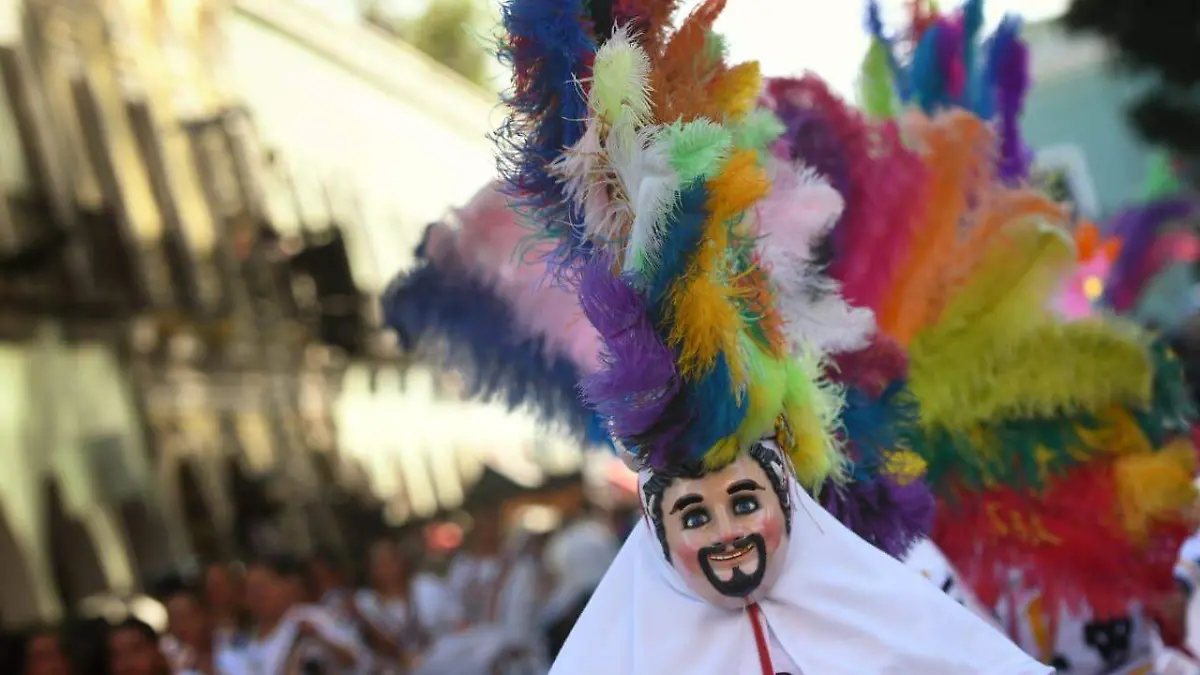 Huehue con penacho y máscara 