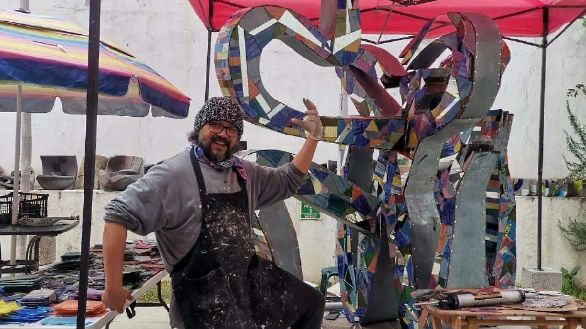 Luis Frias con escultura de vidrio 