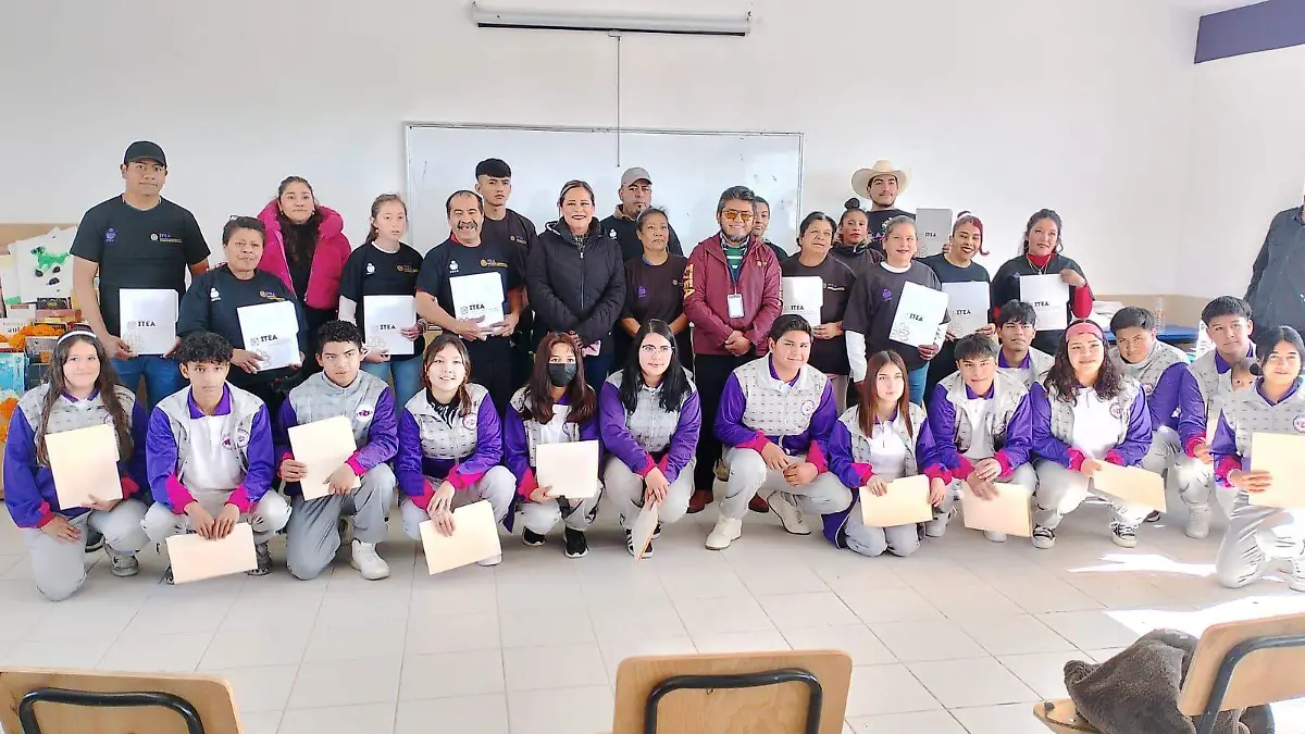entrega de certificados de primaria y secundaria ITEA  Apizaquito (3)