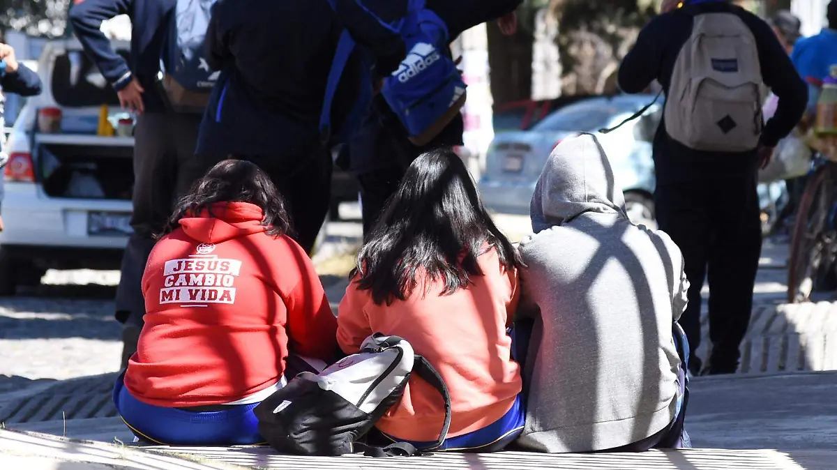 ADOLESCENTES dia triste, amigos