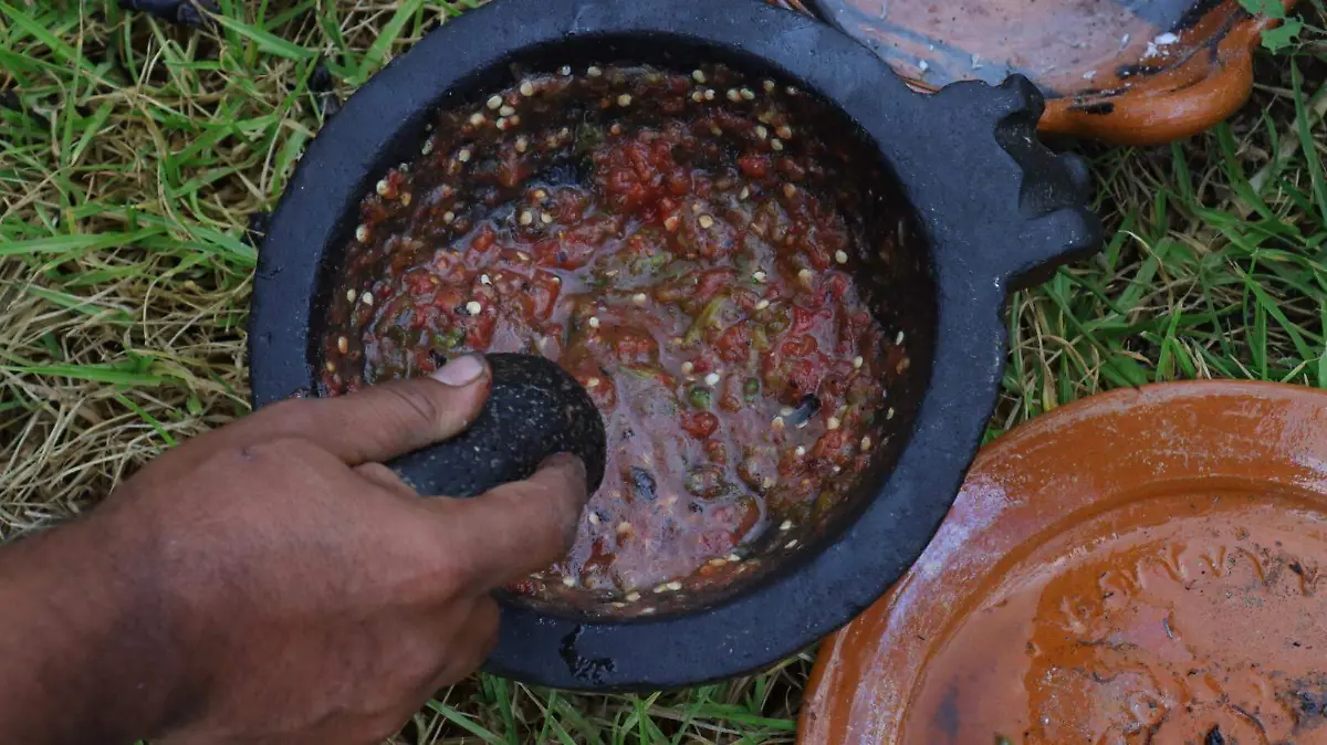 HUEVO DE MAGUEY A QUE SABE LA PATRIA molcajete salsa