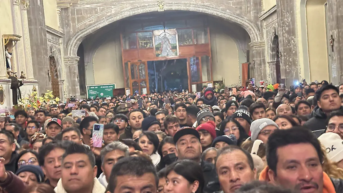 FELIGRESES en misa iglesia Zacatelco