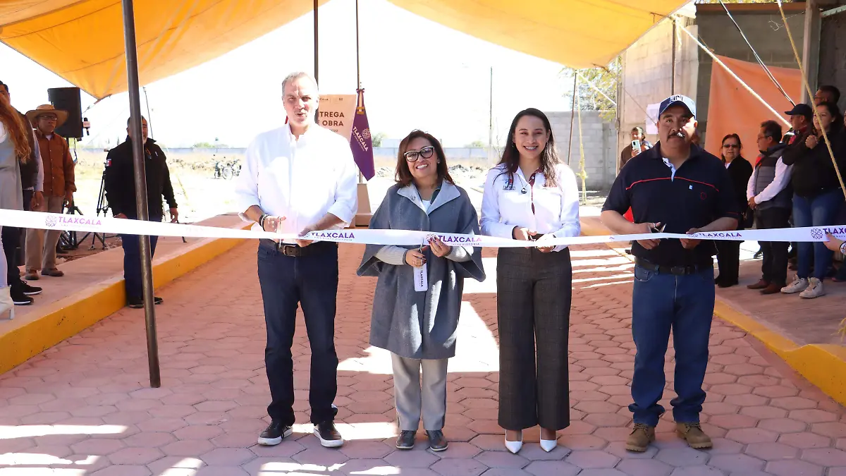 inaugura la gobernadora Lorena Cuellar Cisneros prolongación de la calle 3 Oriente del Barrio de Santiago, en Ixtenco