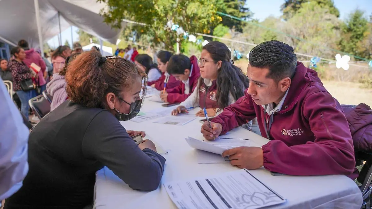 entrega tarjetas del programa Bienestar para tu nutrición (2)