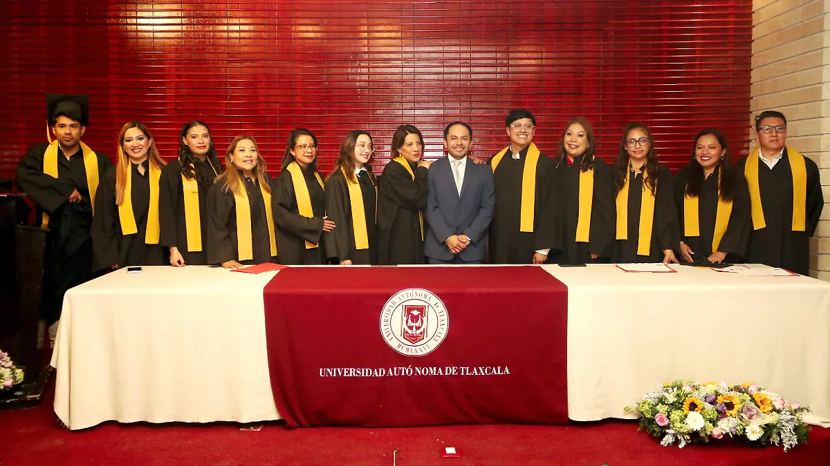 29 Egresan de la UATx nuevos especialistas en Salud Pública (1)
