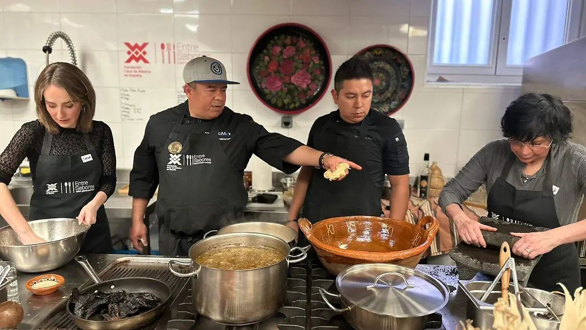 Preparación platillos típicos en la FITUR 