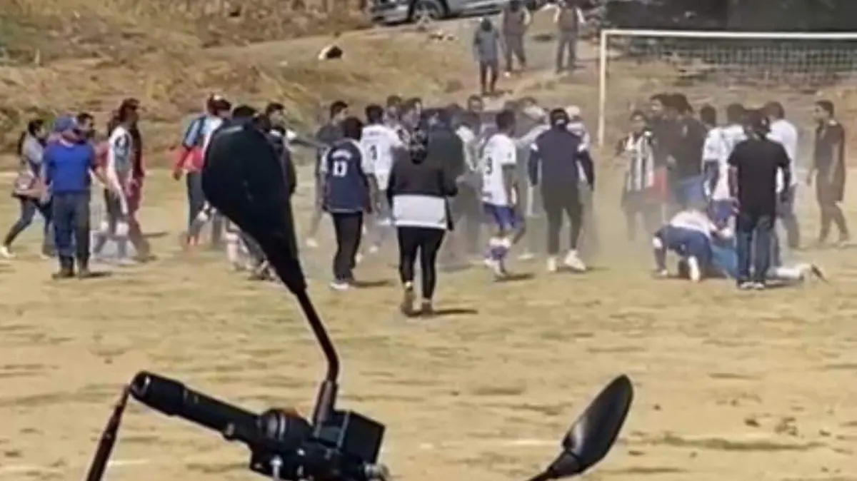 Un lesionado campo de futbol soccer de San Felipe Cuauhtenco, 1.