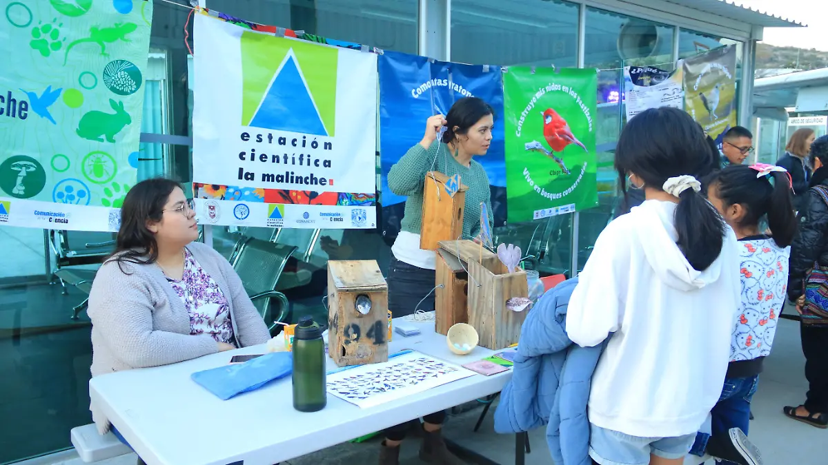 Investigadores UATx avión