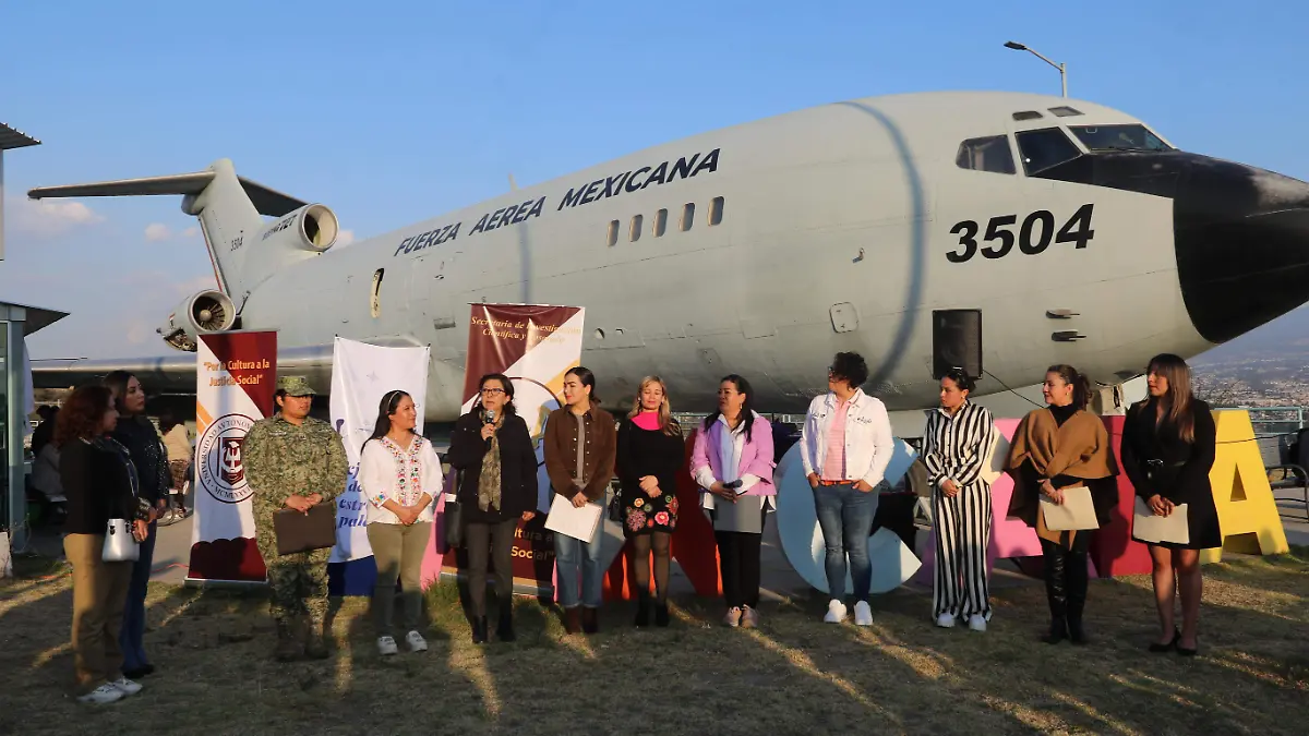 MUJERES Y NIÑAS EN AVIÓN