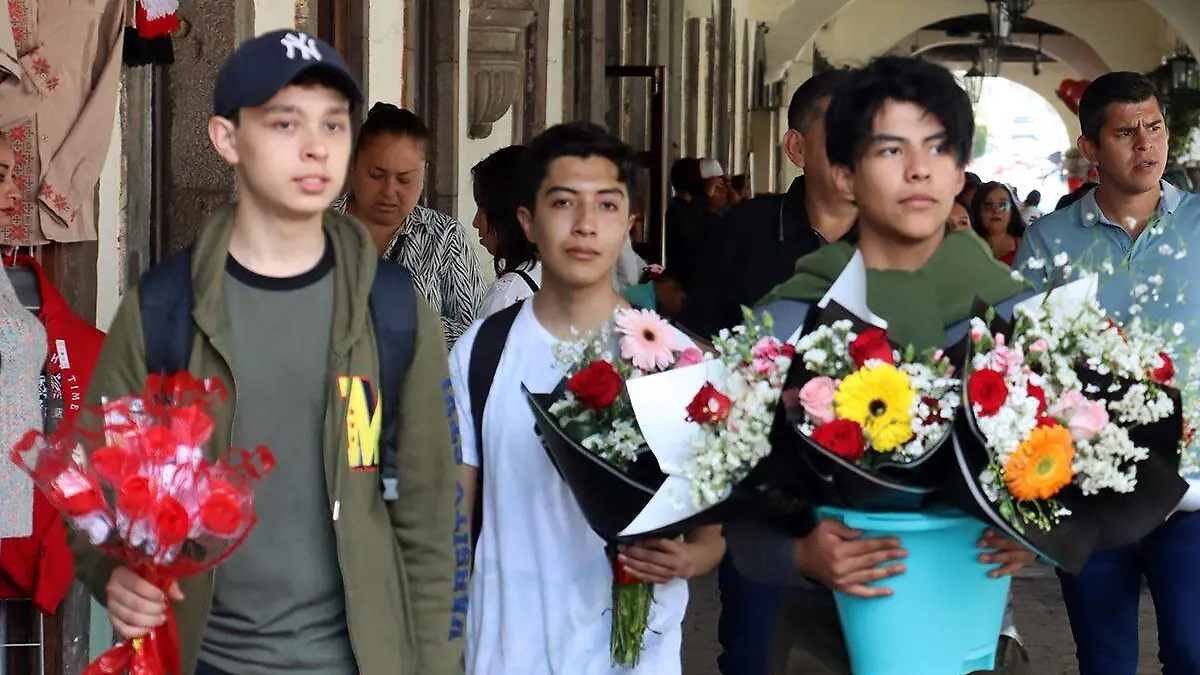 COMPORTAMIENTO COMERCIAL 3 flores, san valentín