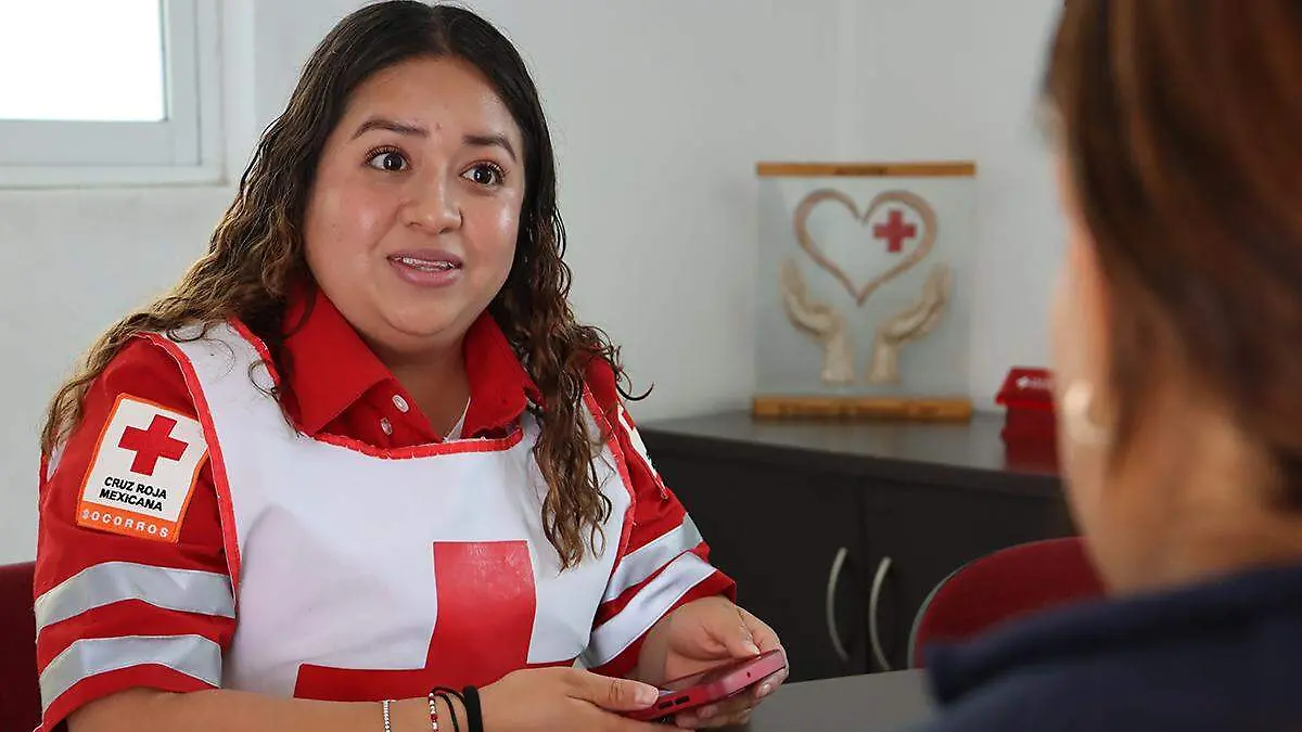 MUJER PARAMÉDICO 2 Cruz roja