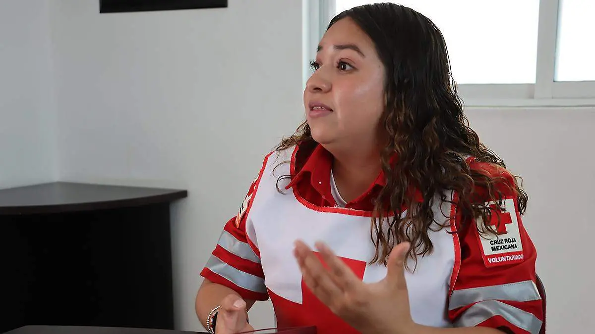 MUJER PARAMÉDICO 3 cruz roja