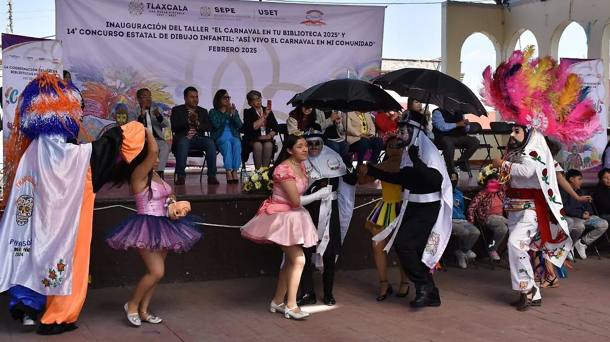 Parejas de huehues inicio del taller “El Carnaval en tu Biblioteca 2025”