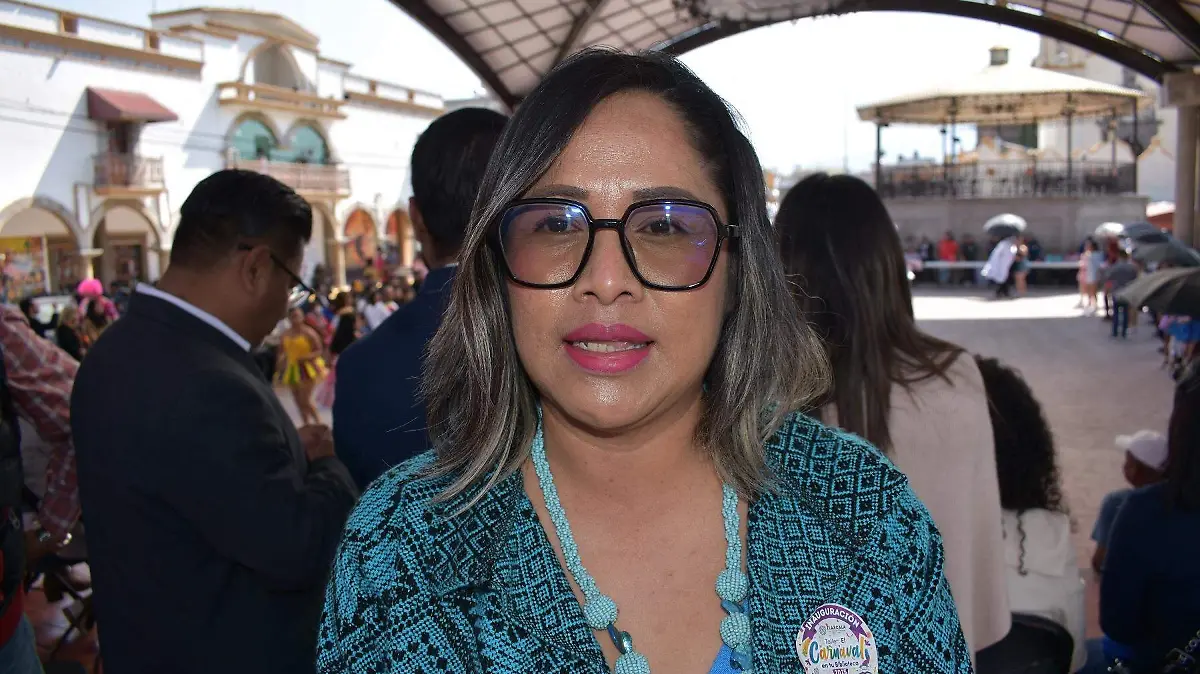 Elizabeth Pérez Maza, coordinadora de bibliotecas públicas del estado . inicio del taller “El Carnaval en tu Biblioteca 2025”