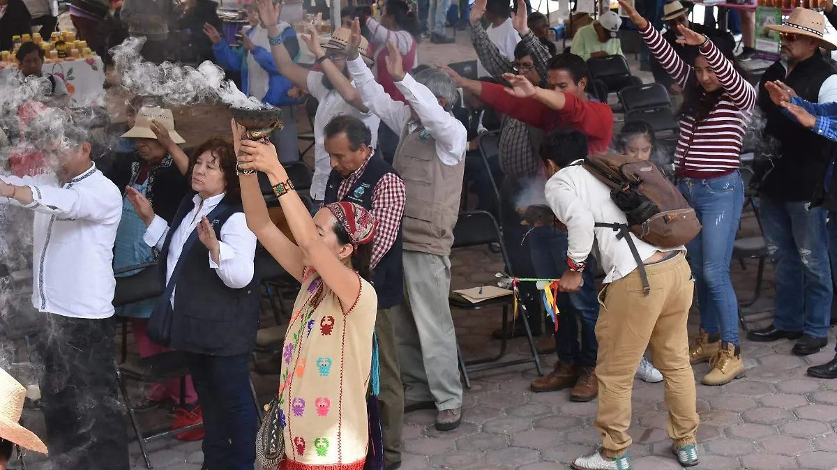 purificación con humo de copal  comienzo de la Feria de la Biodiversidad Indígena y el Maíz.
