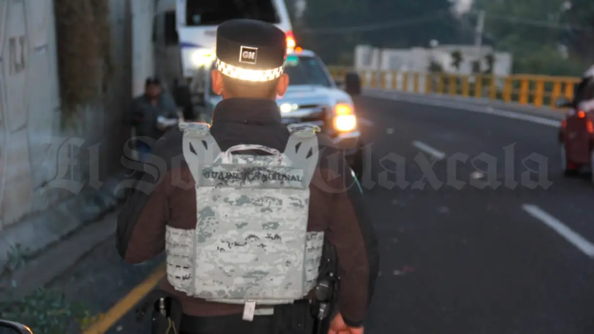 Camioneta de ATAH choca contra puente en Apetatitlán