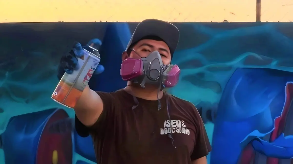 Artista urbano con aerosol 