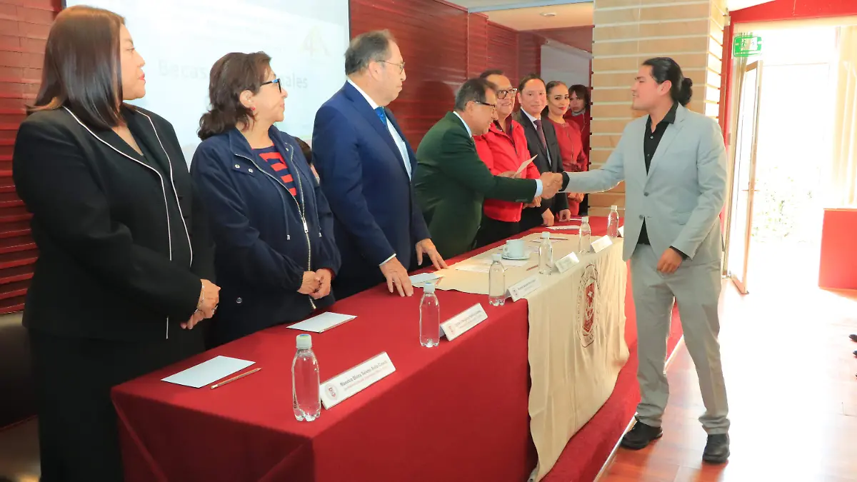 TRES MIL BECADOS UATX