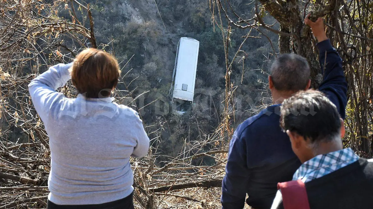 Volcadura-de-Autobús-2