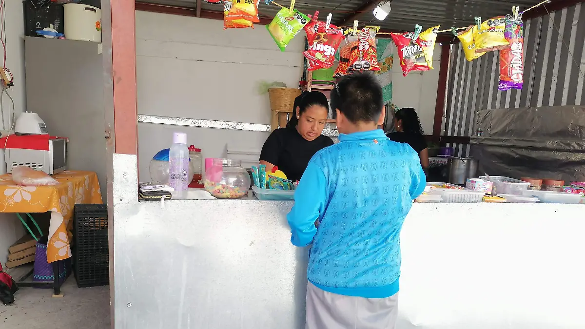 DULCES Y BOTANA, LO QUE MÁS COMPRAN cafetería, chatarra