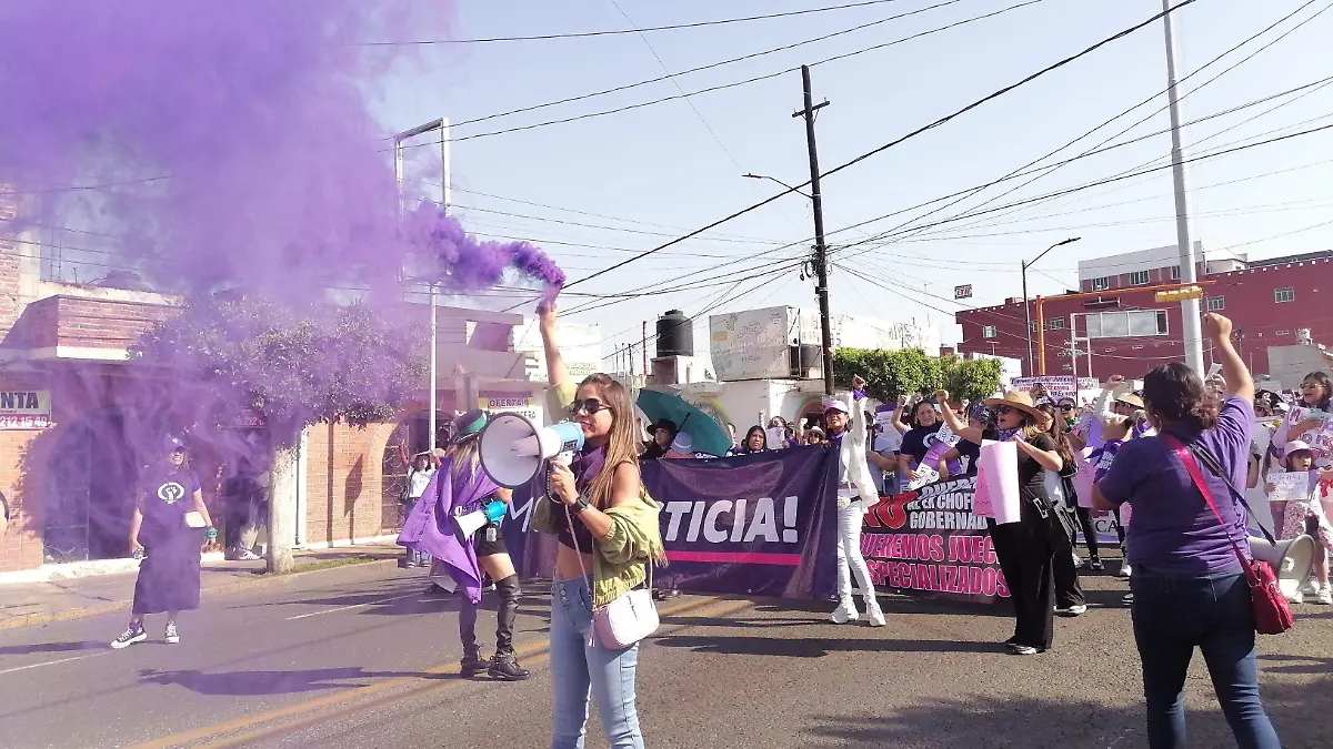 Asta bandera mujeres  8m