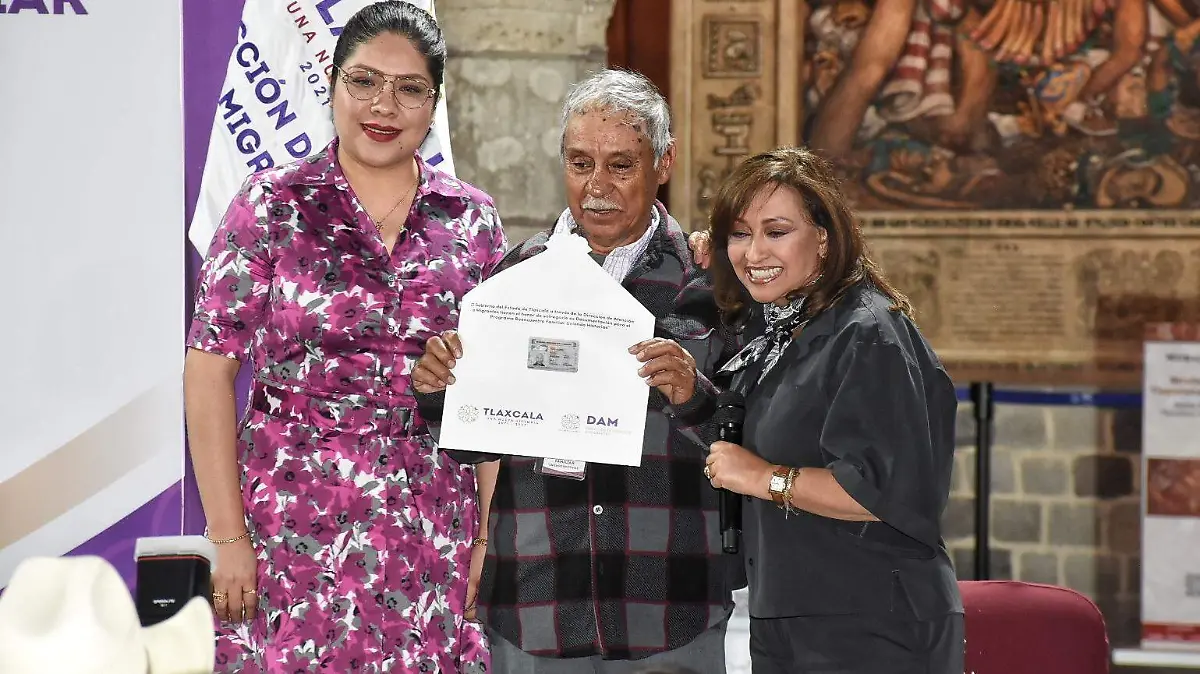 Entrega documentos migrantes 6