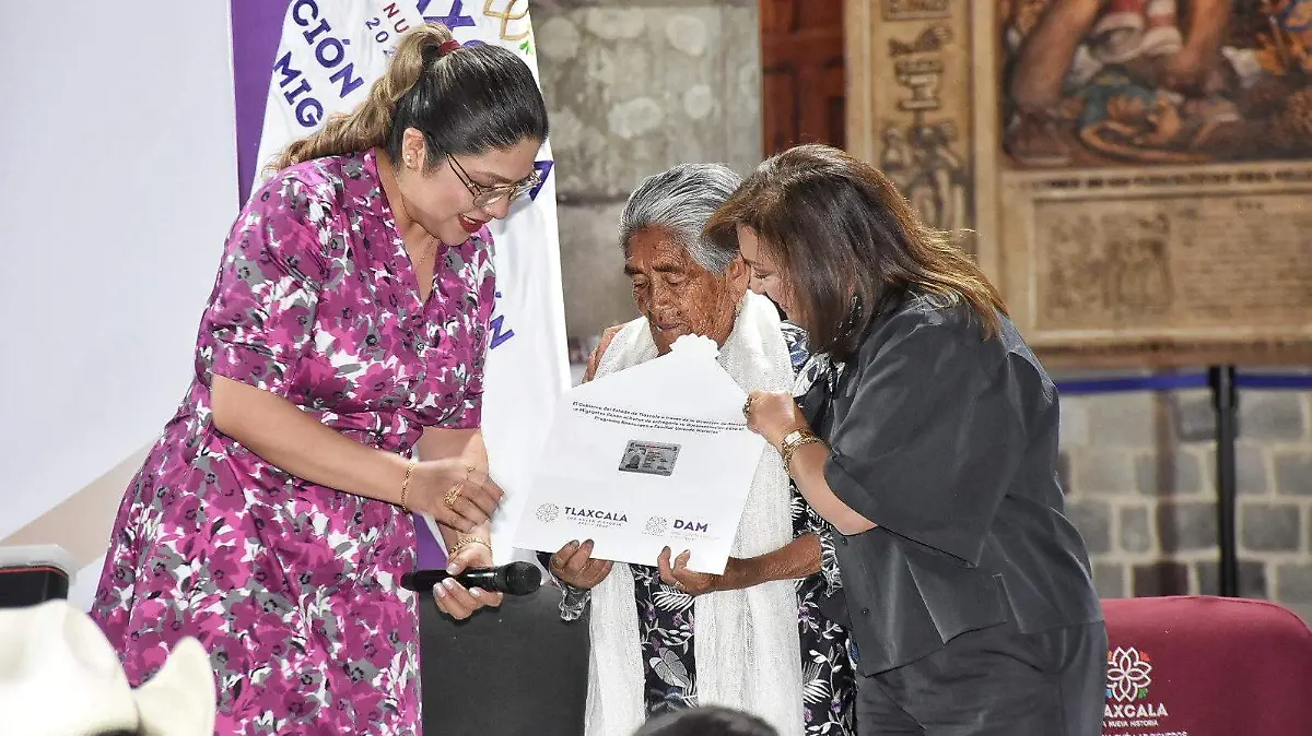 Entrega documentos migrantes 4