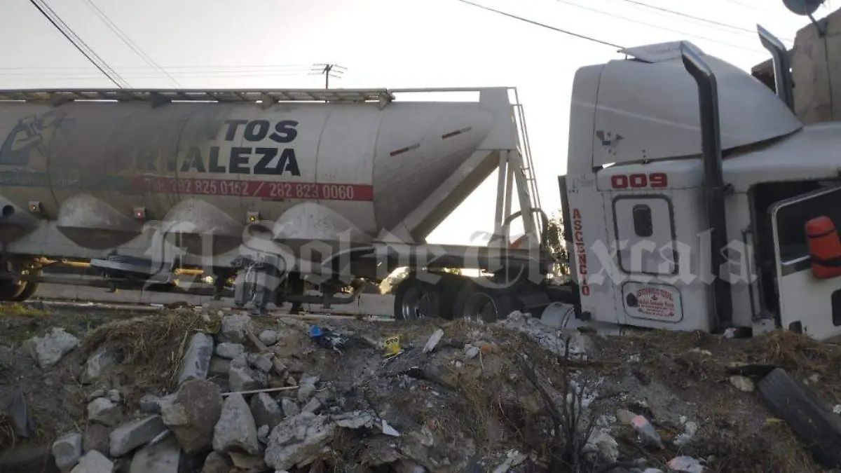 marca Impacta camión cisterna a patrulla en Yauhquemehcan